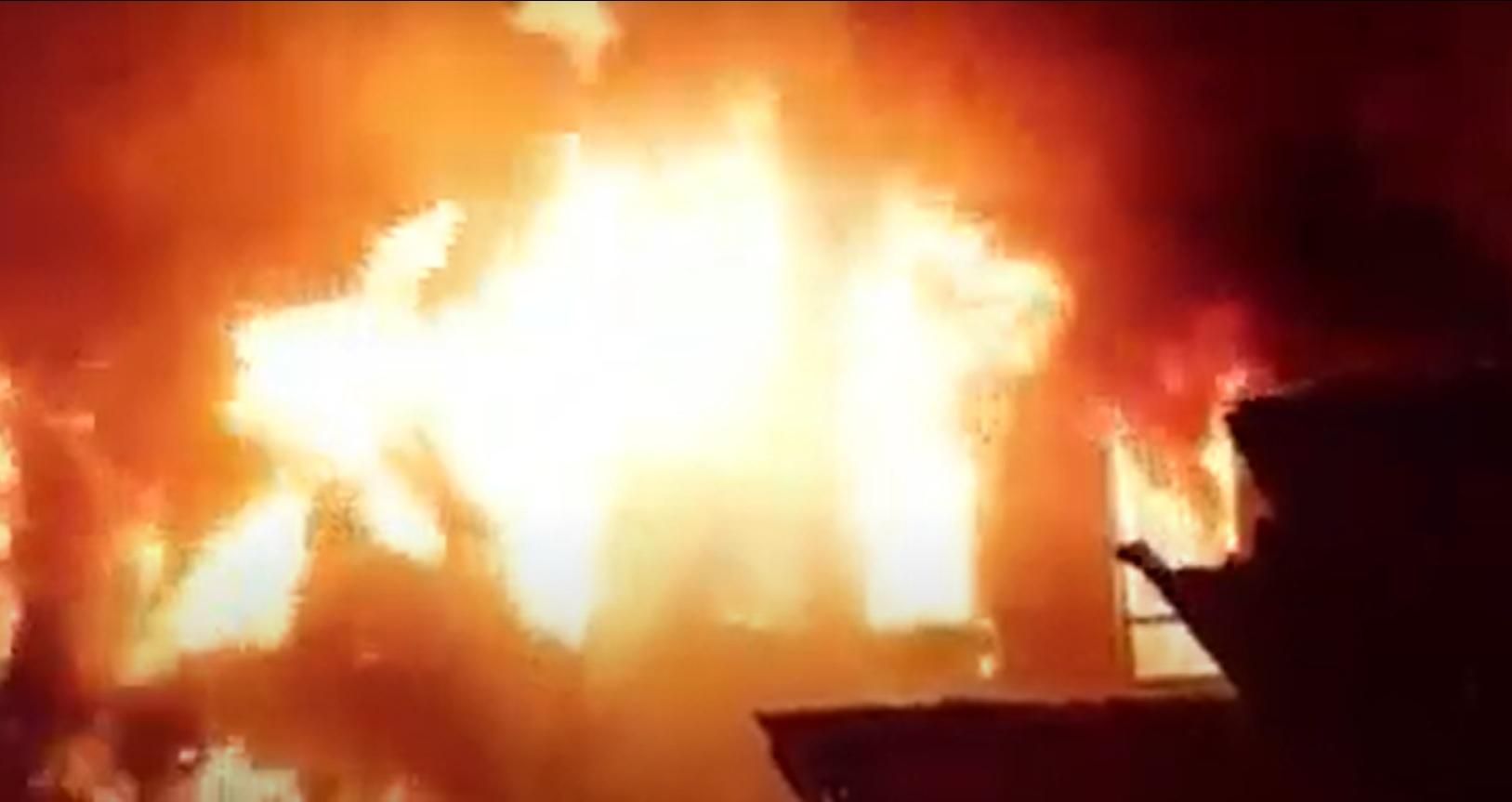 Кадри пожежі в житлових будинках в Харкові після авіанальоту - 24 Канал Кадри пожежі в житлових будинках в Харкові після авіанальоту - 24 Канал