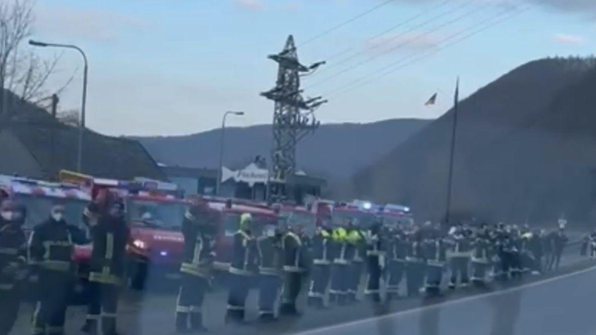 Спасатели в Германии сделали живой коридор в знак солидарности с Украиной Спасатели в Германии сделали живой коридор в знак солидарности с Украиной
