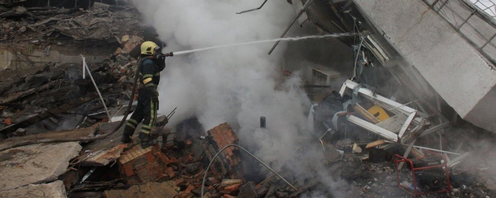 Пошуки ще тривають: з-під завалів вінницького аеропорту дістали 15 людей - 24 Канал Пошуки ще тривають: з-під завалів вінницького аеропорту дістали 15 людей - 24 Канал