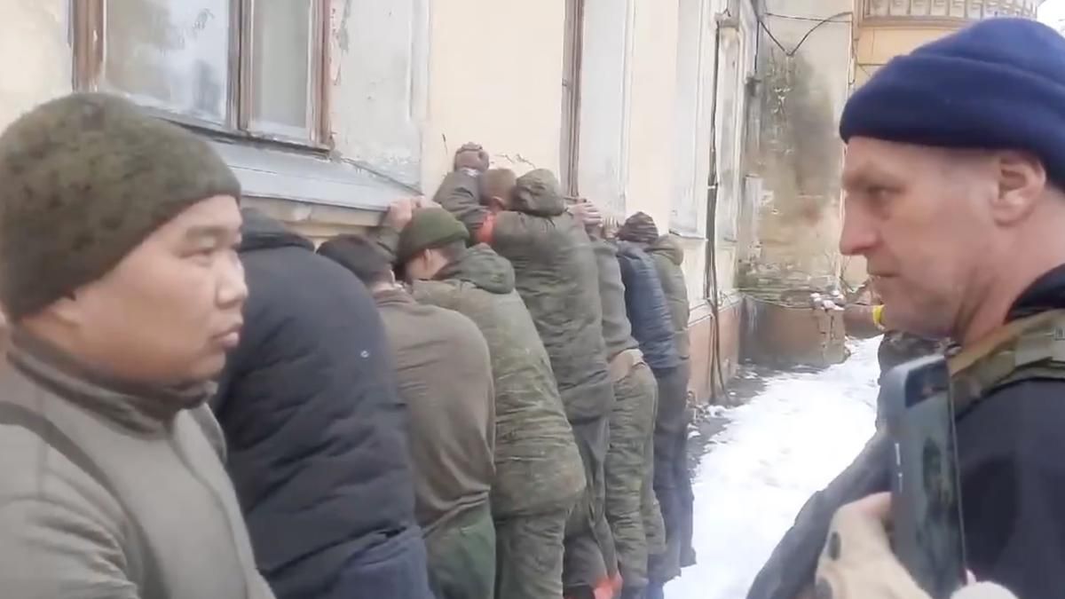 У Сумах взяли чималу кількість російських полонених: відео з "ранковим уловом" - 24 Канал