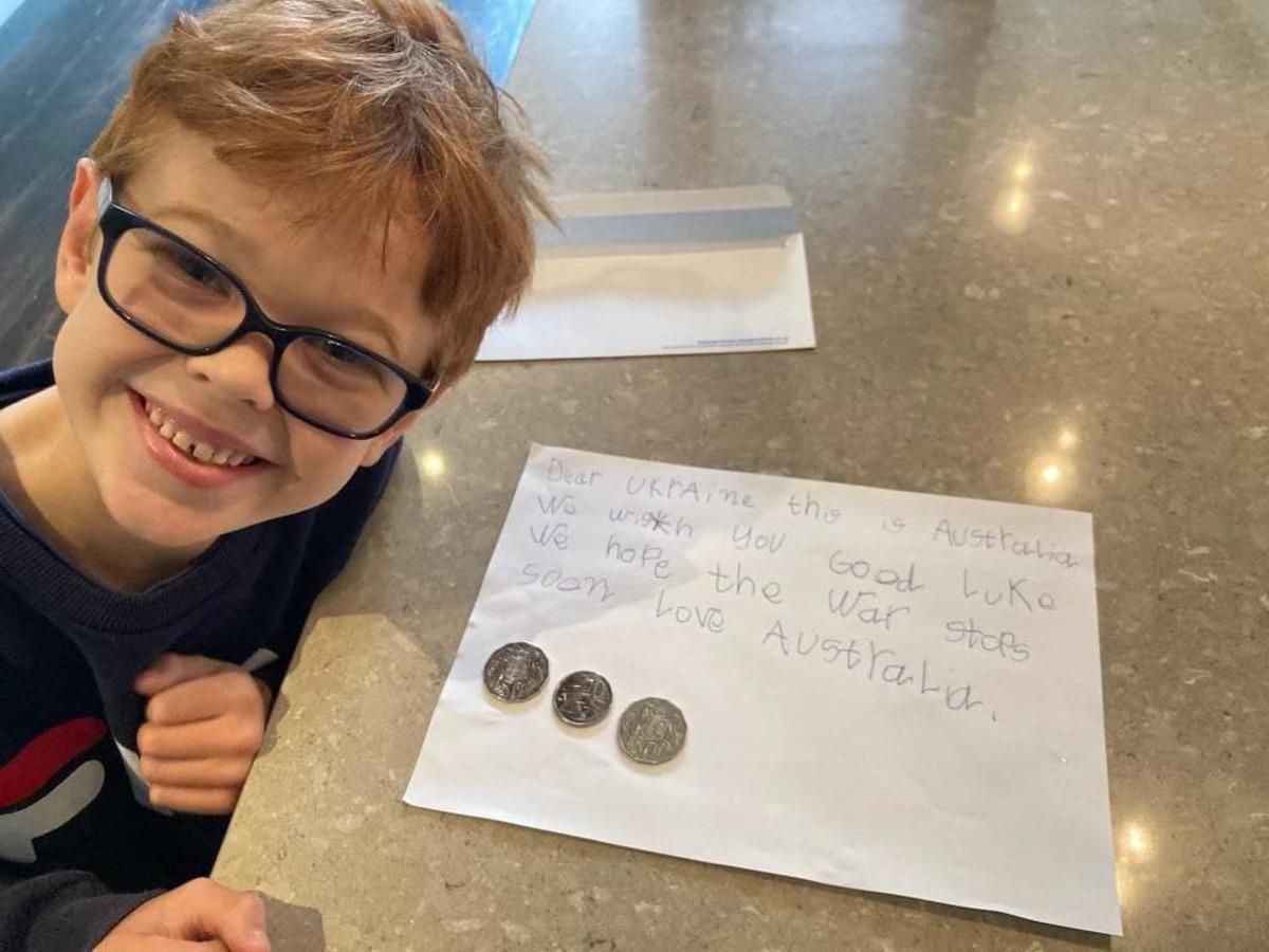 Австралія з нами: 7-річний хлопчик написав листа з підтримкою українцям - 24 Канал Австралія з нами: 7-річний хлопчик написав листа з підтримкою українцям - 24 Канал