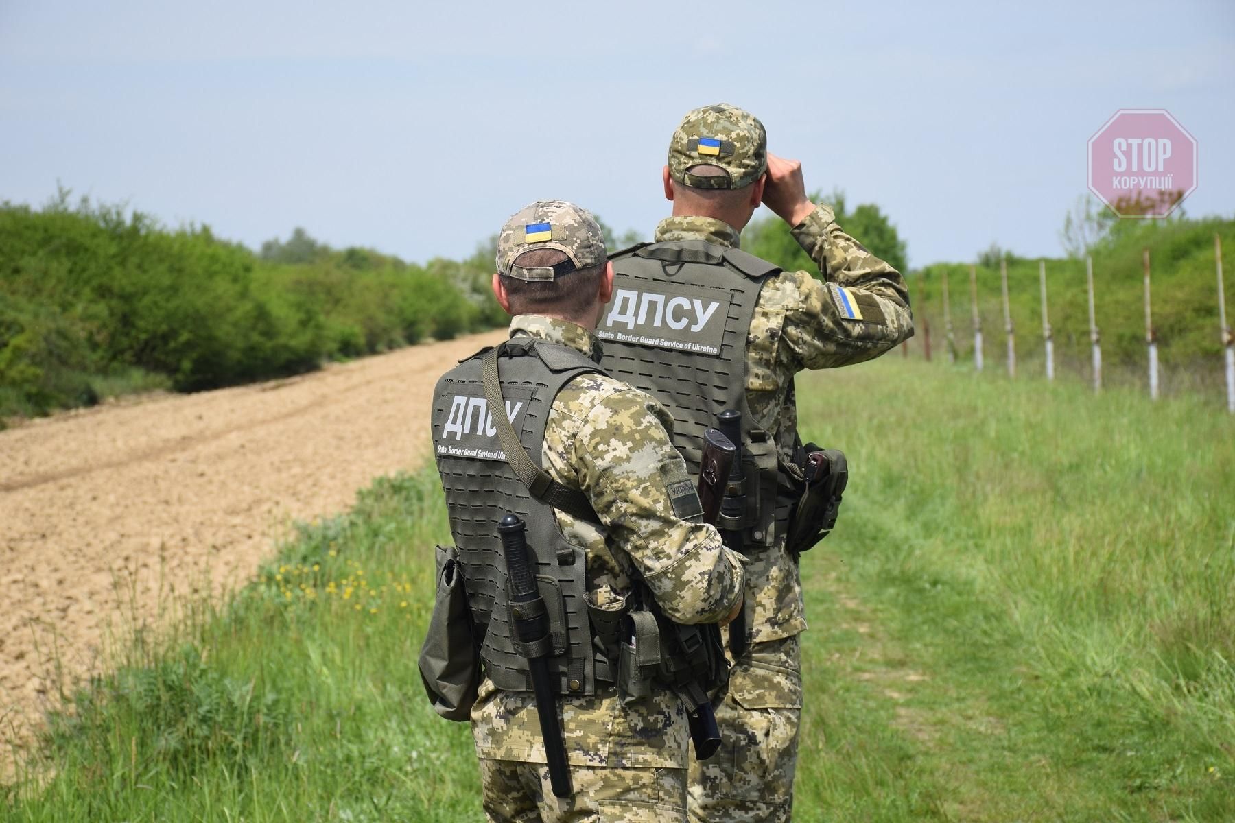 Много украинцев стоят в очередях в Польшу, пока границы в Венгрию и Словакию почти свободны Много украинцев стоят в очередях в Польшу, пока границы в Венгрию и Словакию почти свободны