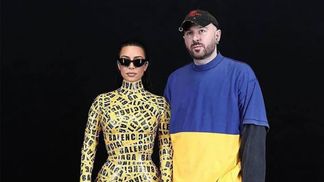 Balenciaga посвятил показ Украине: гостям роздали сине-желтые футболки и показали путь беженцев