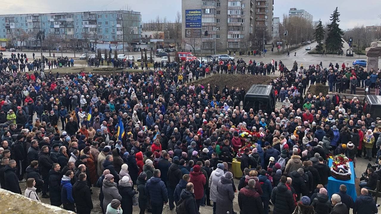 Трагические фото войны: Энергодар прощается с погибшими героями, которые защищали ЗАЭС - 24 Канал