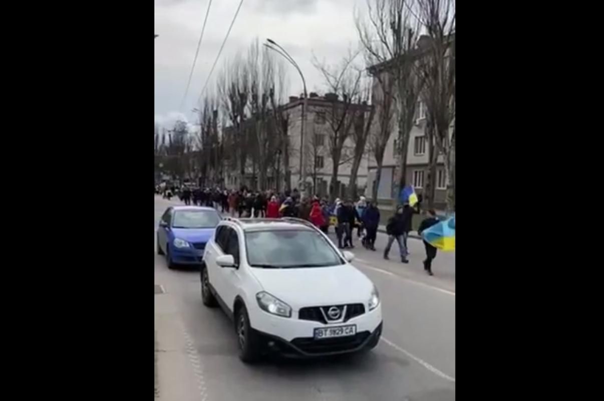 Жители Херсона продолжают собираться на митинги против оккупантов