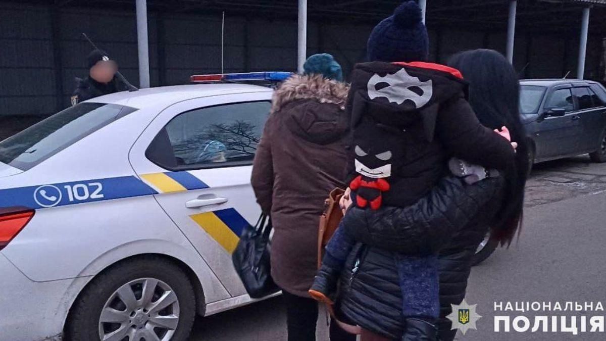 Полицейские Первомайска сопровождают женщин и детей во время эвакуации - 24 Канал