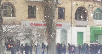 В Харькове работают отделения "Новой почты": люди в очередях за гуманитаркой, – фото