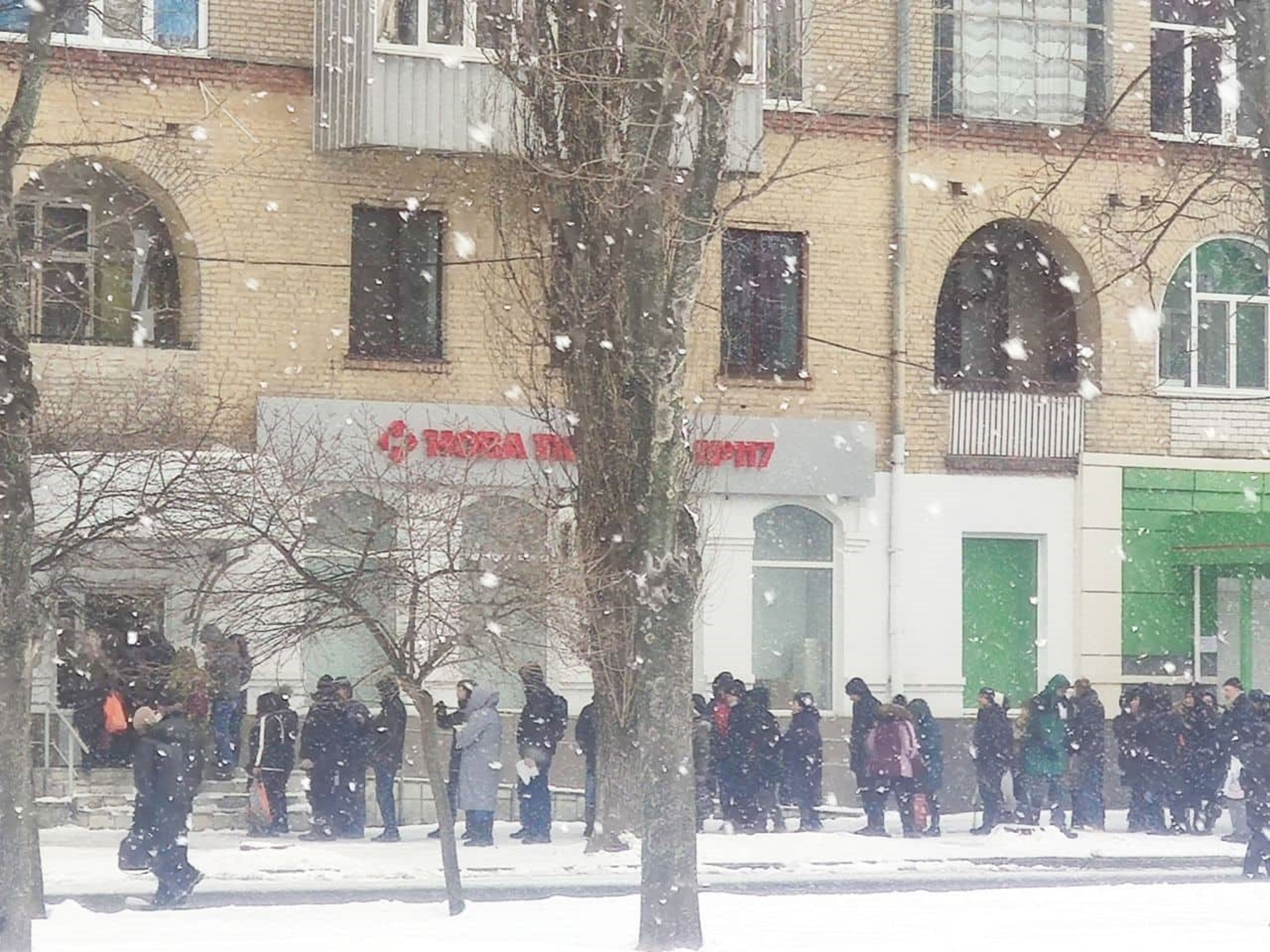 В Харькове работают отделения "Новой почты": люди в очередях за гуманитаркой, – фото