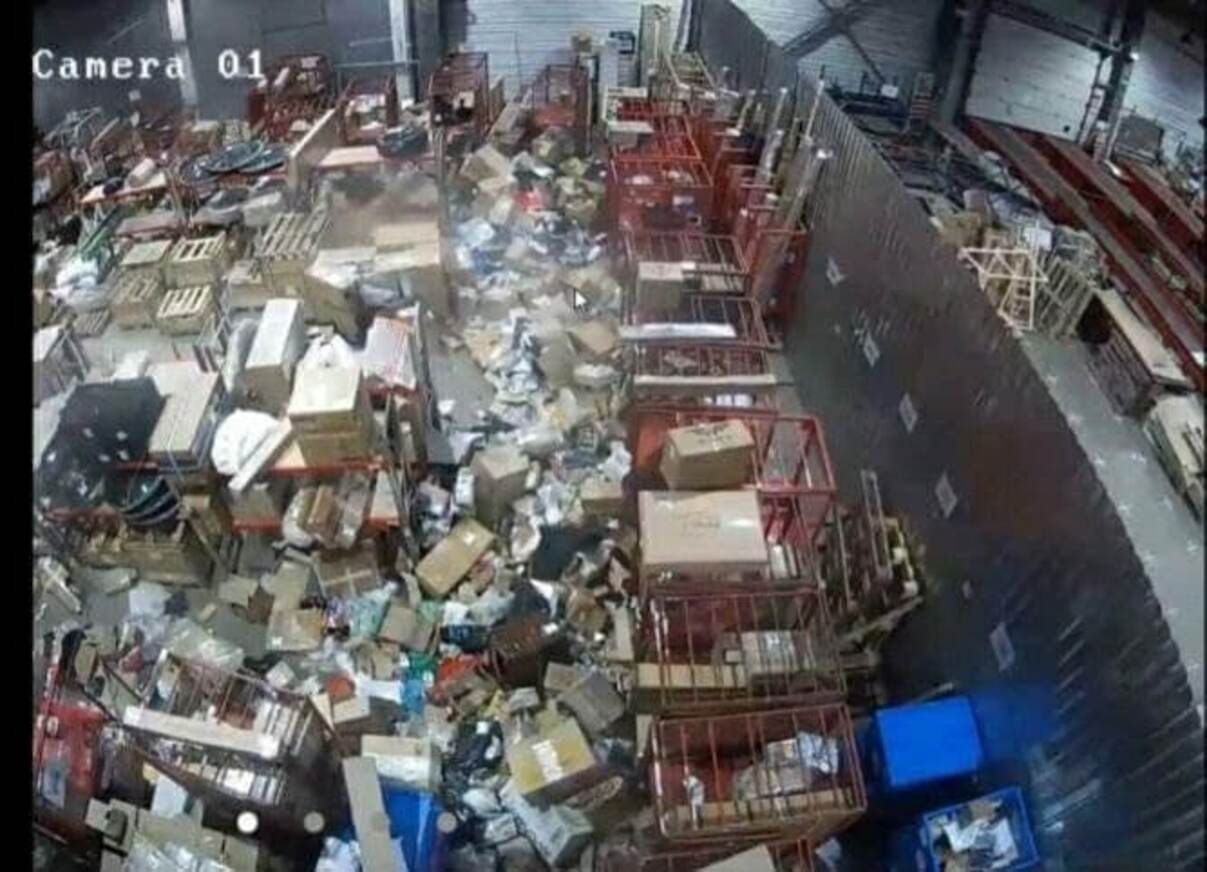 Окупанти вщент пограбували відділення "Нової пошти" у Херсоні - 24 Канал Окупанти вщент пограбували відділення "Нової пошти" у Херсоні - 24 Канал