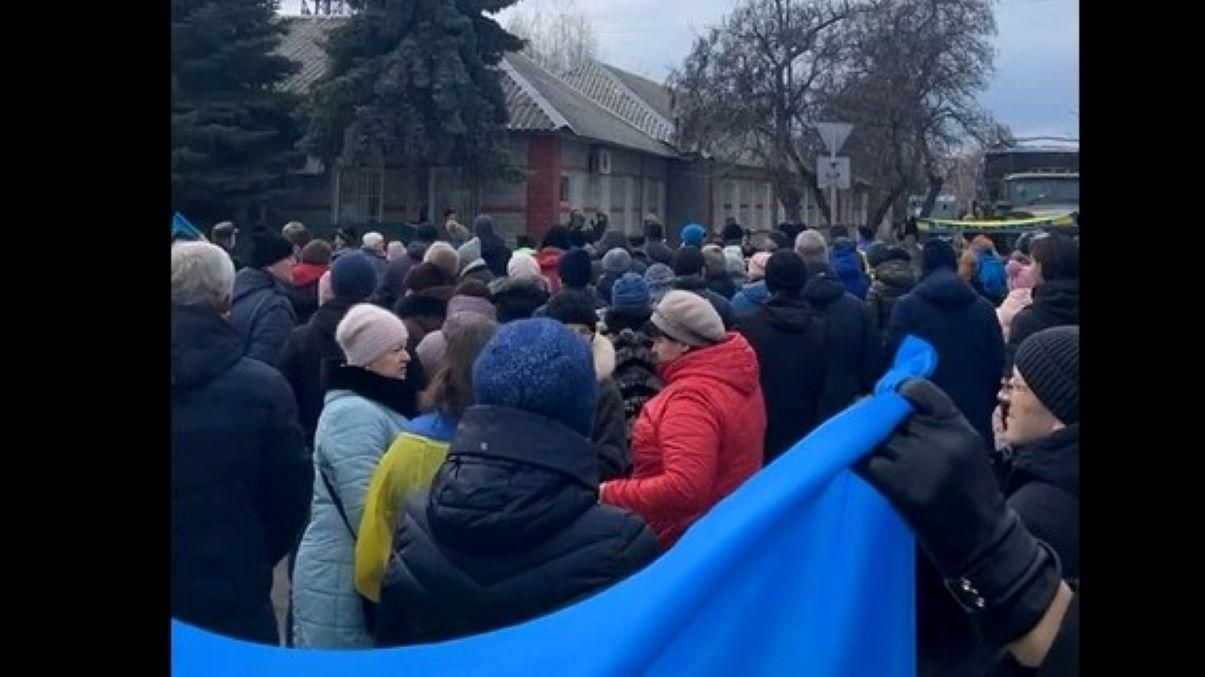 Кілька тисяч людей у Токмаку вийшли на мітинг проти російських окупантів - 24 Канал Кілька тисяч людей у Токмаку вийшли на мітинг проти російських окупантів - 24 Канал