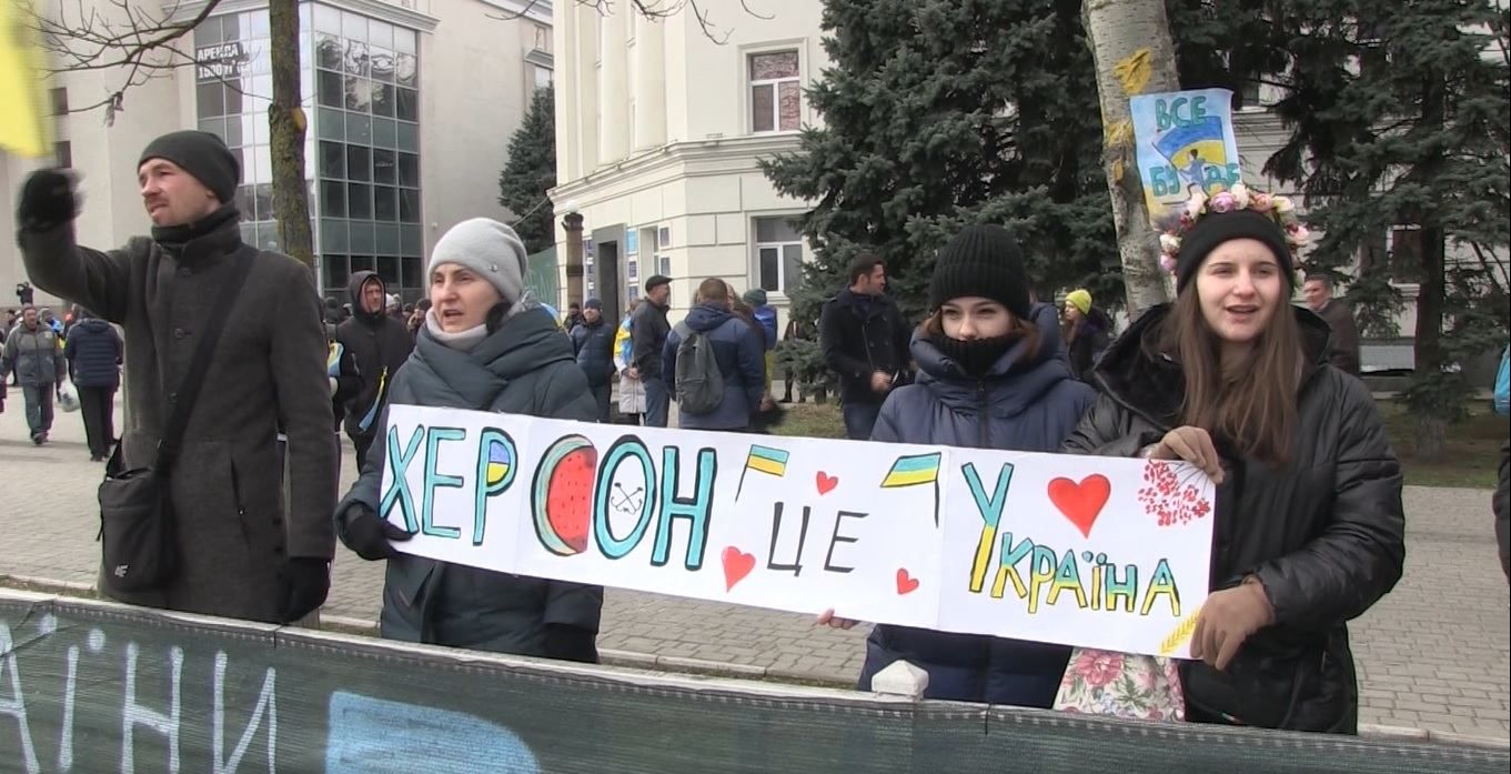 В Херсоне люди снова вышли на митинг: скандируют "Херсон это Украина" – видео из города - 24 Канал