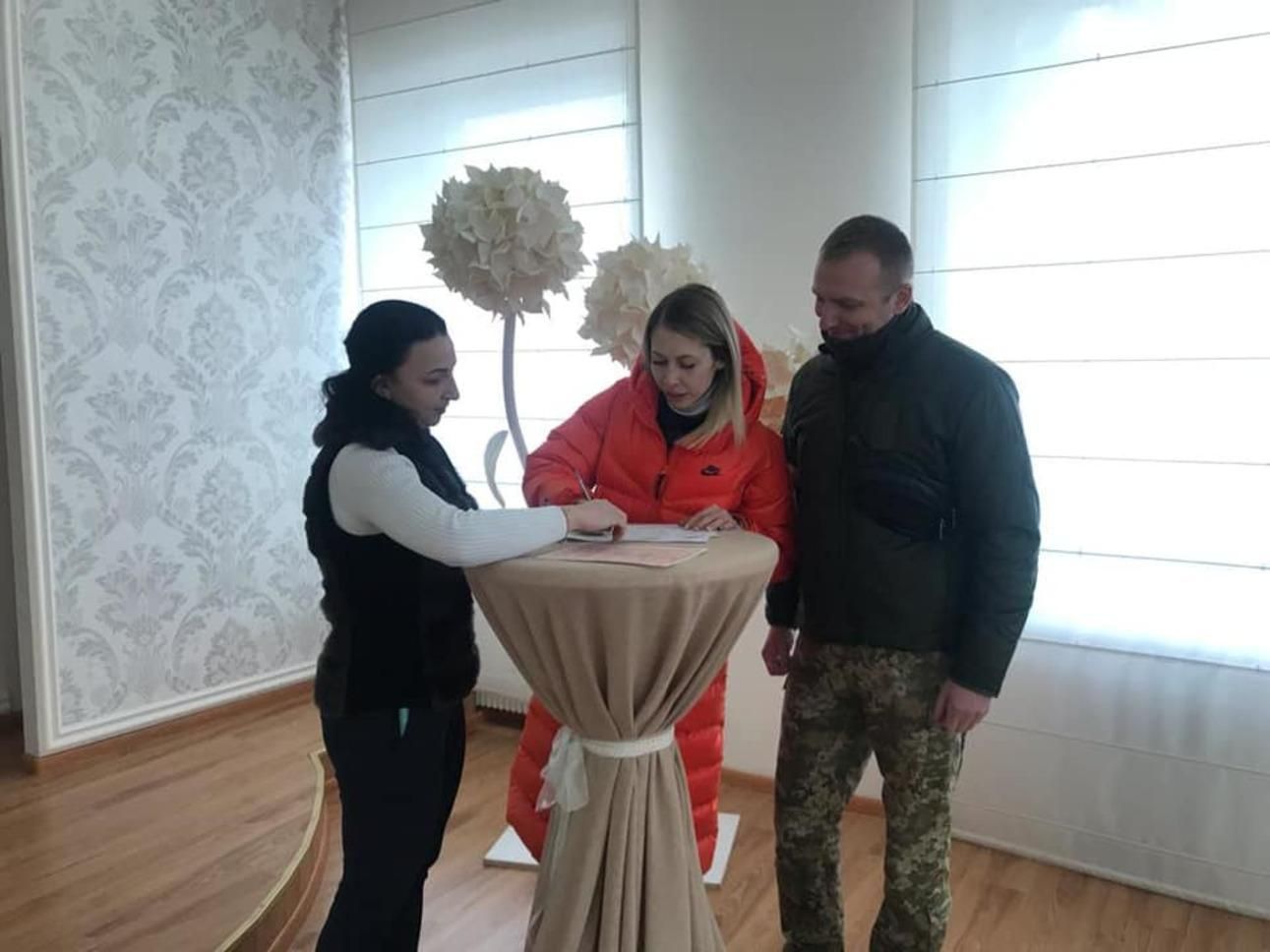 Прикордонник одружився зі своєю коханою у перервах між повітряною тривогою в Києві - 24 Канал Прикордонник одружився зі своєю коханою у перервах між повітряною тривогою в Києві - 24 Канал