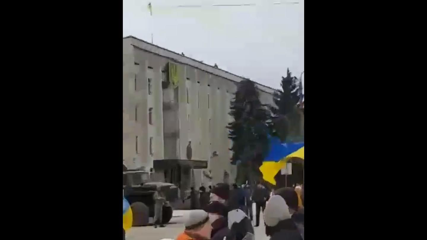 У Токмаку на Запоріжжі люди не дають знімати прапори з будівель і просто кричать на снайперів - 7 марта 2022 - 24 Канал У Токмаку на Запоріжжі люди не дають знімати прапори з будівель і просто кричать на снайперів - 7 марта 2022 - 24 Канал