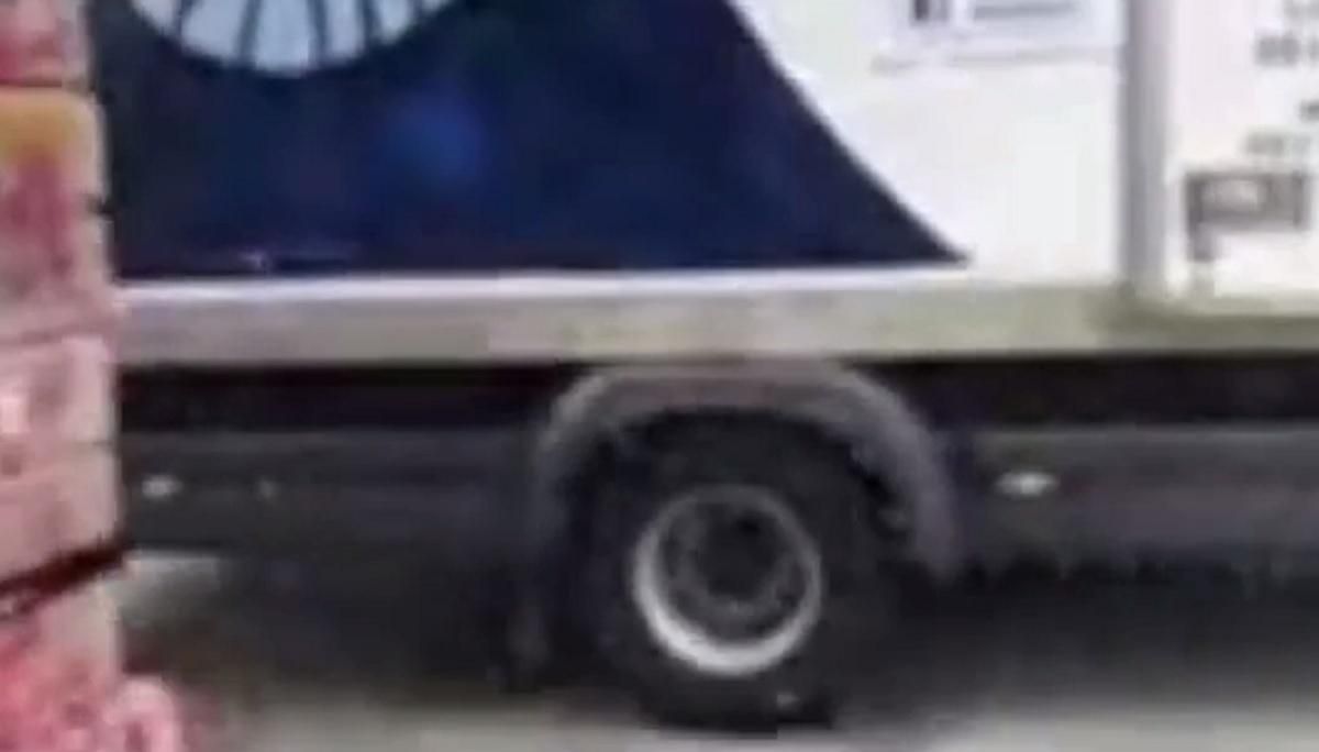 В Ірландії вантажівка протаранила ворота посольства Росії - 24 Канал В Ірландії вантажівка протаранила ворота посольства Росії - 24 Канал