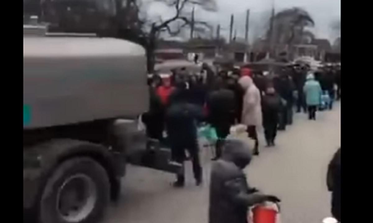 Мариуполь в блокаде: видео с очередью за водой к цистерне, из которой раньше поливали улицы Мариуполь в блокаде: видео с очередью за водой к цистерне, из которой раньше поливали улицы