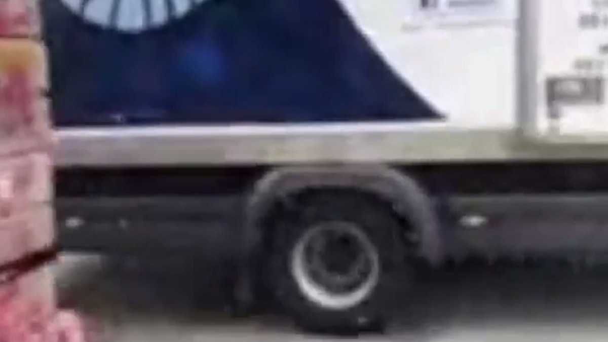 В Ирландии грузовик протаранил ворота посольства России - 24 Канал В Ирландии грузовик протаранил ворота посольства России - 24 Канал