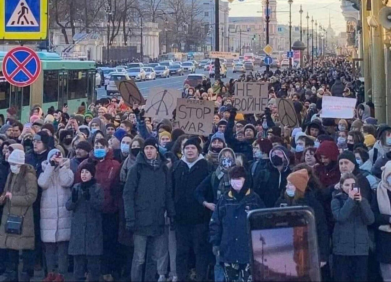 Росіяни вийшли на великий мітинг проти війни в Україні: промовисте фото - 24 Канал