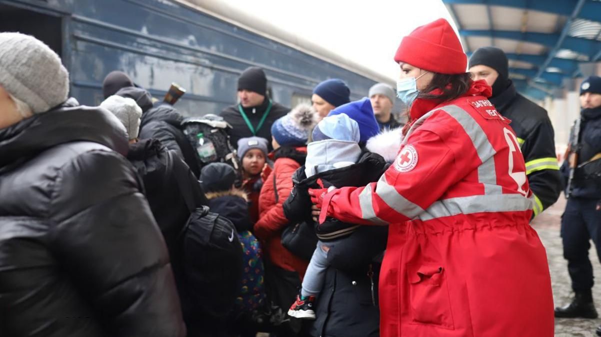 Війна змусила покинути дім: 400 дітей із Коростеня відправили до Франції - 24 Канал Війна змусила покинути дім: 400 дітей із Коростеня відправили до Франції - 24 Канал