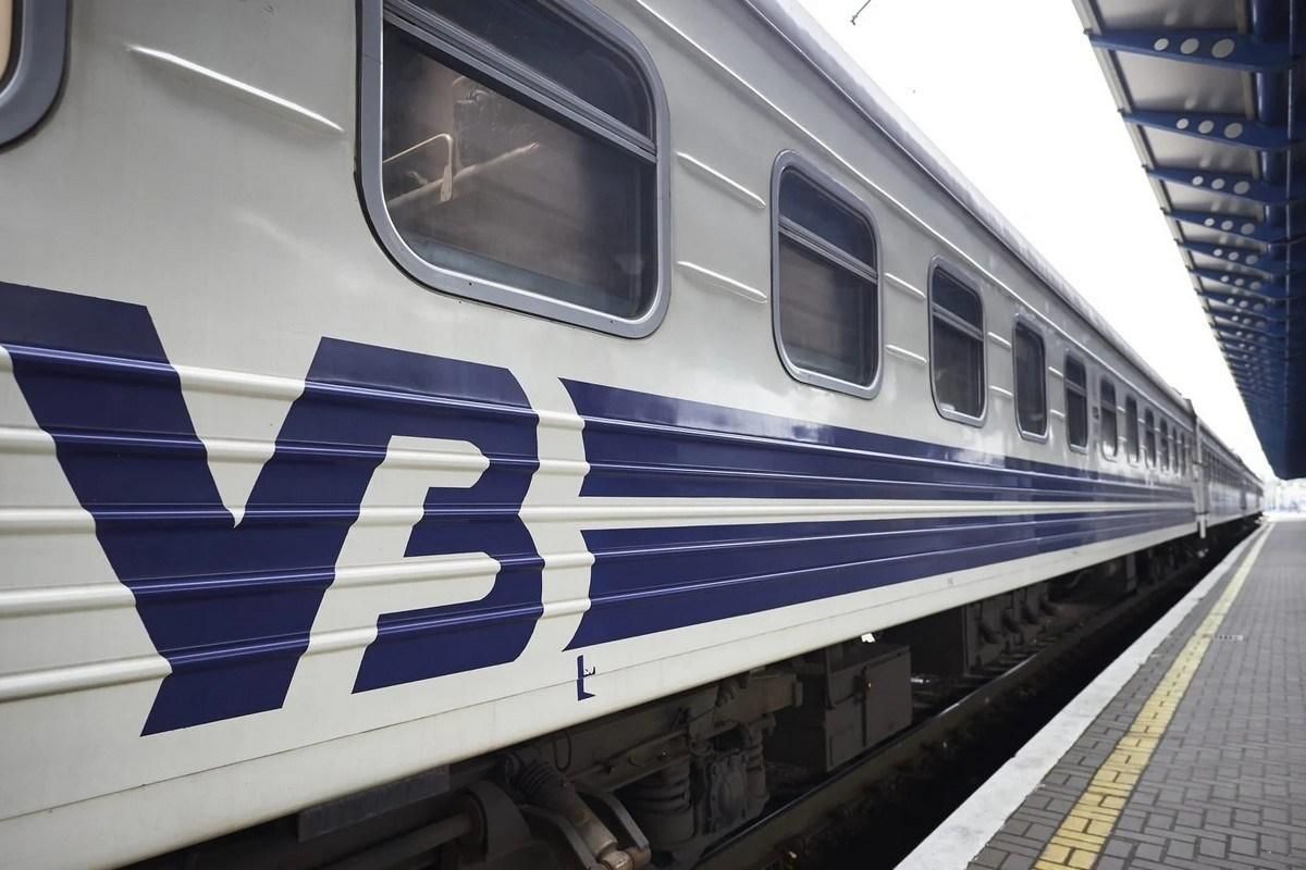 Укрзалізниця звільнила провідників, що вимагали гроші за місця на евакуаційних поїздах - 24 Канал Укрзалізниця звільнила провідників, що вимагали гроші за місця на евакуаційних поїздах - 24 Канал