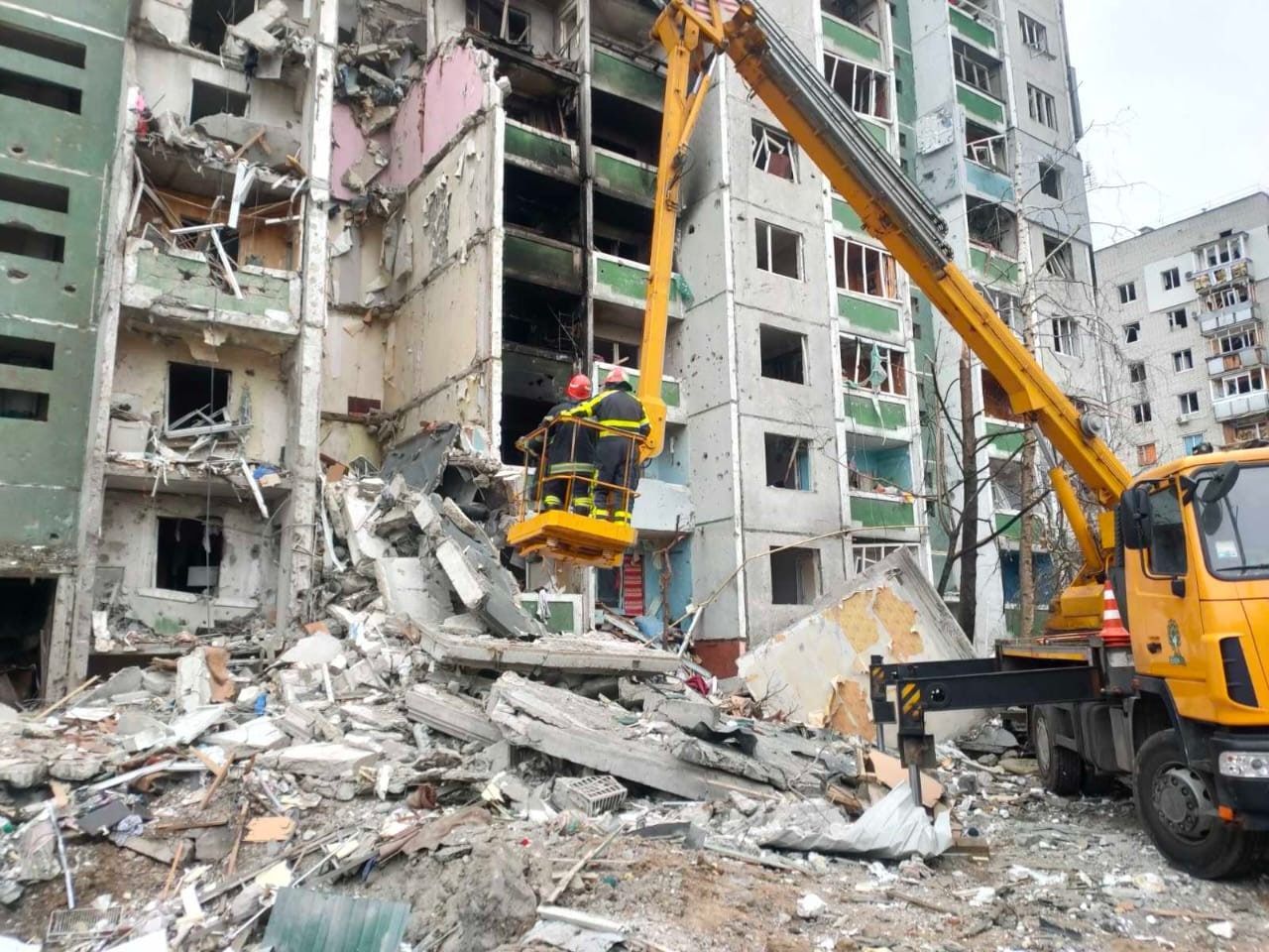 У Чернігові продовжують розбирати завали: моторошні фото - 7 марта 2022 - 24 Канал У Чернігові продовжують розбирати завали: моторошні фото - 7 марта 2022 - 24 Канал