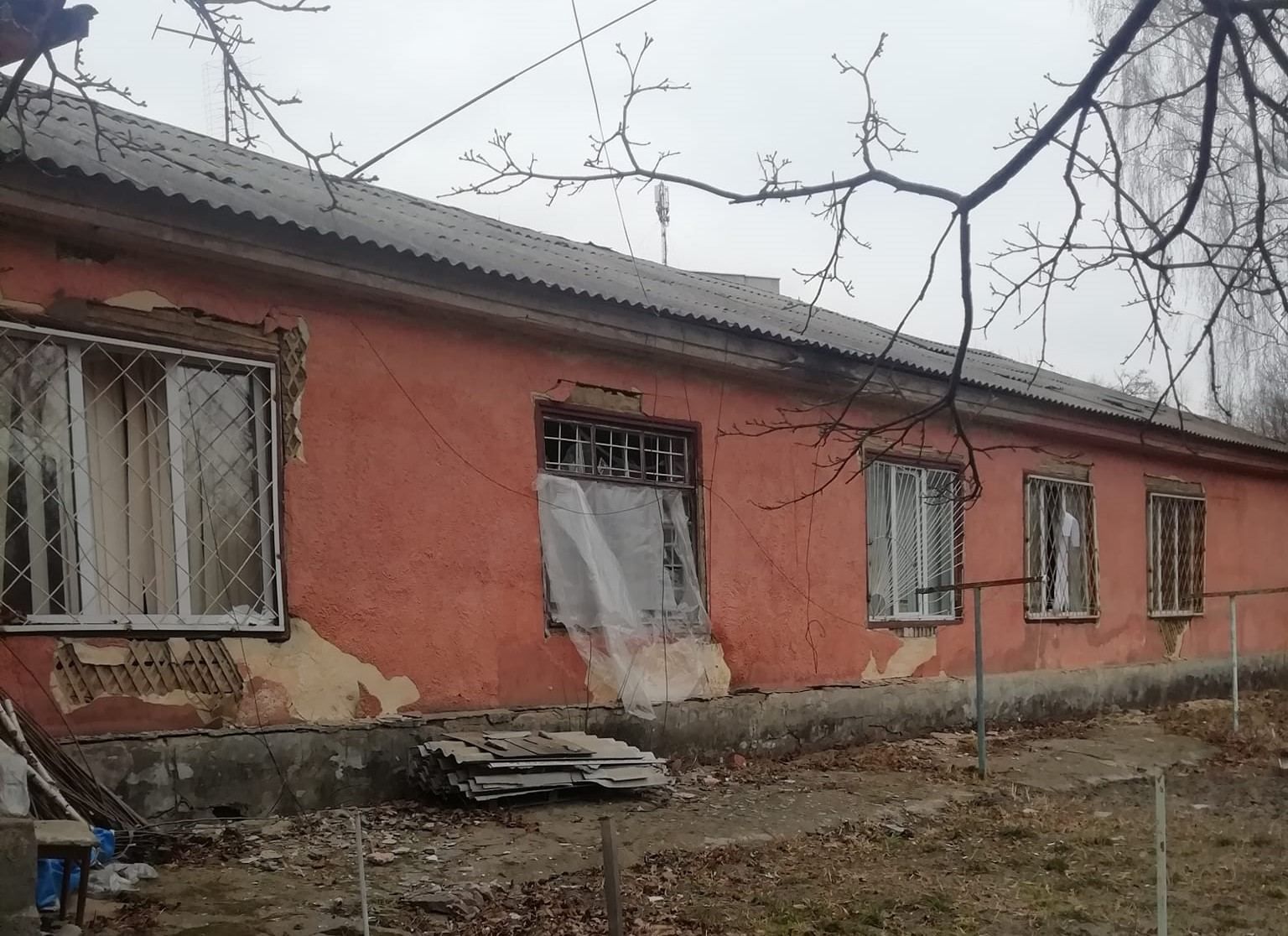 У Коростені окупанти влучили у будівлю Червоного Хреста - 24 Канал У Коростені окупанти влучили у будівлю Червоного Хреста - 24 Канал