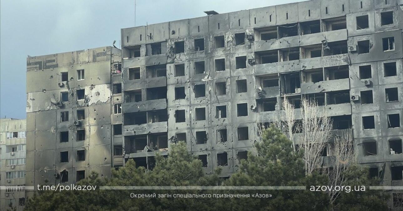 Везде выбиты окна, погибших хоронят во дворах: оккупанты беспощадно обстреливают Мариуполь