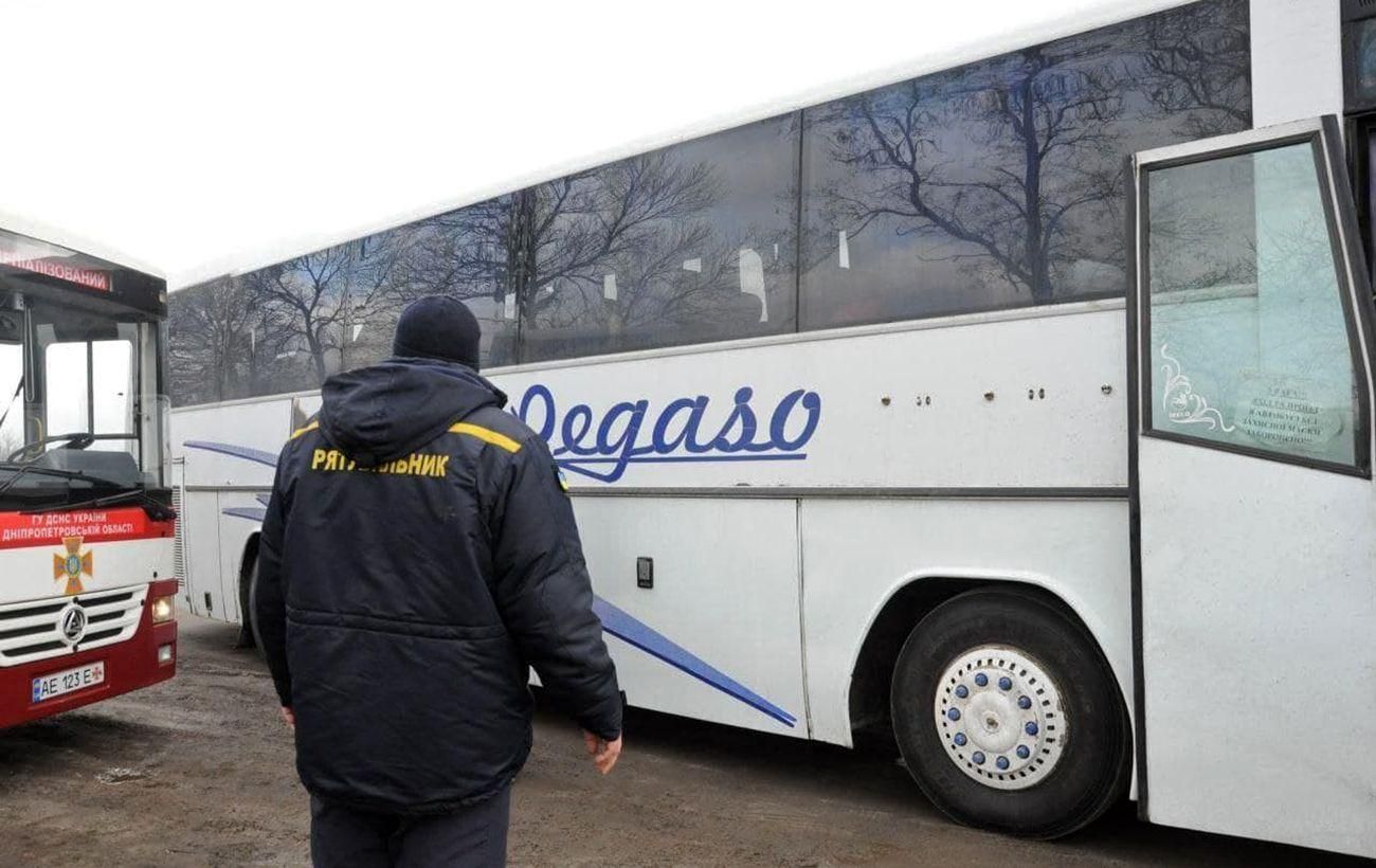 Оккупанты обстреляли эвакуационный автобус: водитель-нацгвардеец ранен