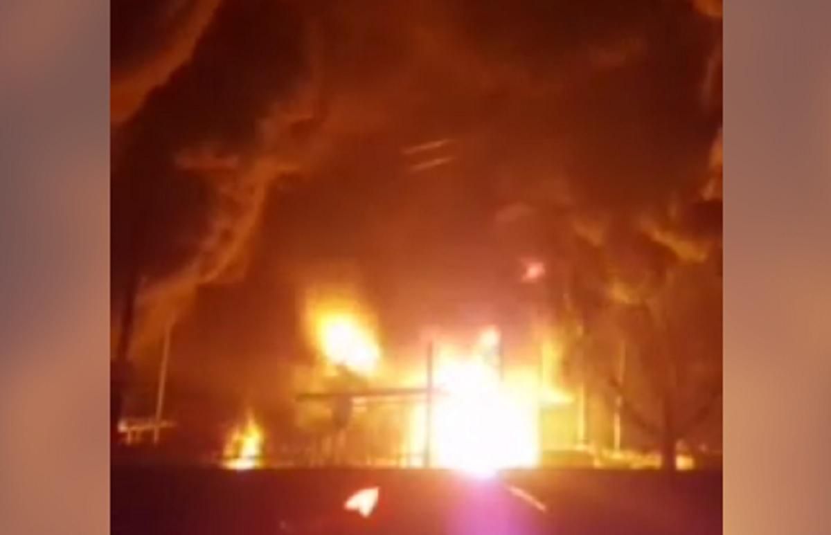 В Житомирской области враг нанес авиаудары по нефтебазам: вспыхнули пожары В Житомирской области враг нанес авиаудары по нефтебазам: вспыхнули пожары