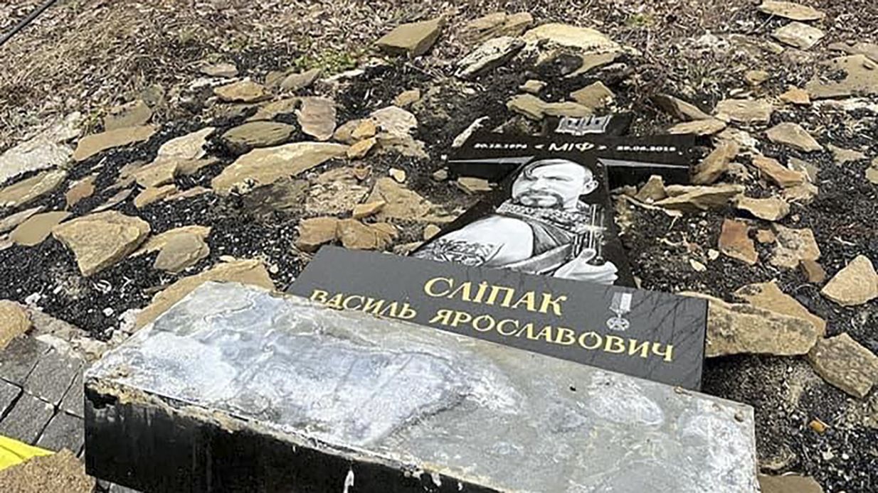 Оккупанты уничтожили памятник Василию Слипаку в Донецкой области