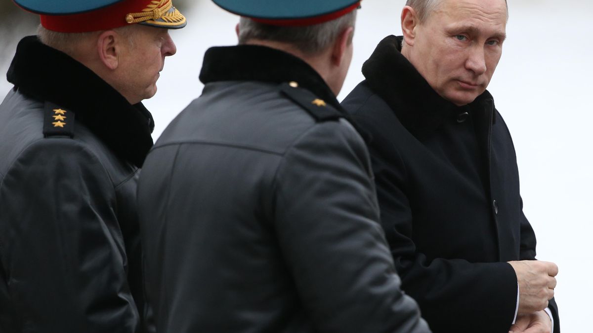 Окружение Путина выбирает оставаться живыми подонками, а не трупами, – российский журналист - 24 Канал