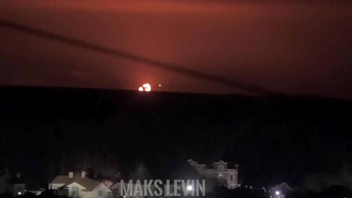 Появилось видео, как горит сбитый под Киевом самолет Появилось видео, как горит сбитый под Киевом самолет