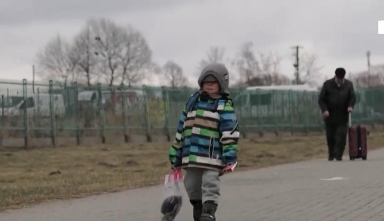 Відео з українським хлопчиком, який плаче на кордоні з Польщею стало вірусним серед іноземців - 24 Канал Відео з українським хлопчиком, який плаче на кордоні з Польщею стало вірусним серед іноземців - 24 Канал