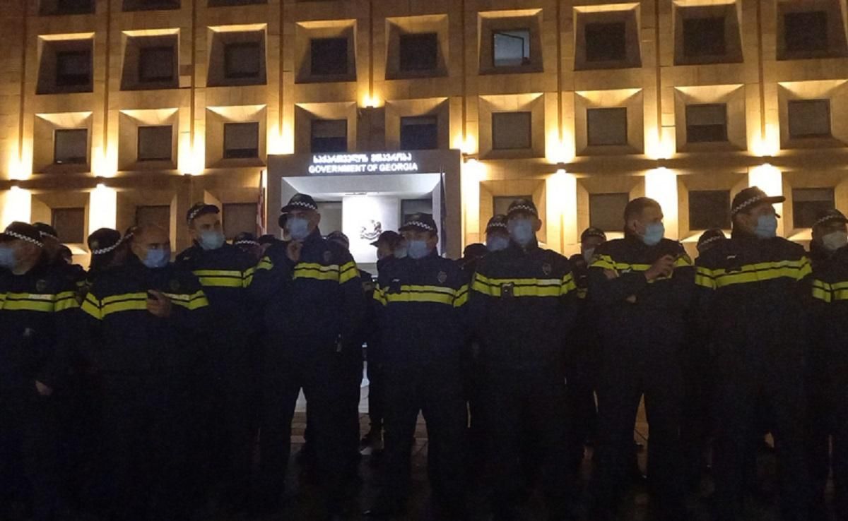 На антиросійському мітингу в Грузії поліцейських закидали туалетним папером - 24 Канал