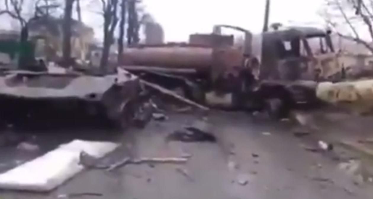 "Руске ґувно": польські добровольці покрасувались на тлі розбитої російської техніки в Україні - 24 Канал "Руске ґувно": польські добровольці покрасувались на тлі розбитої російської техніки в Україні - 24 Канал