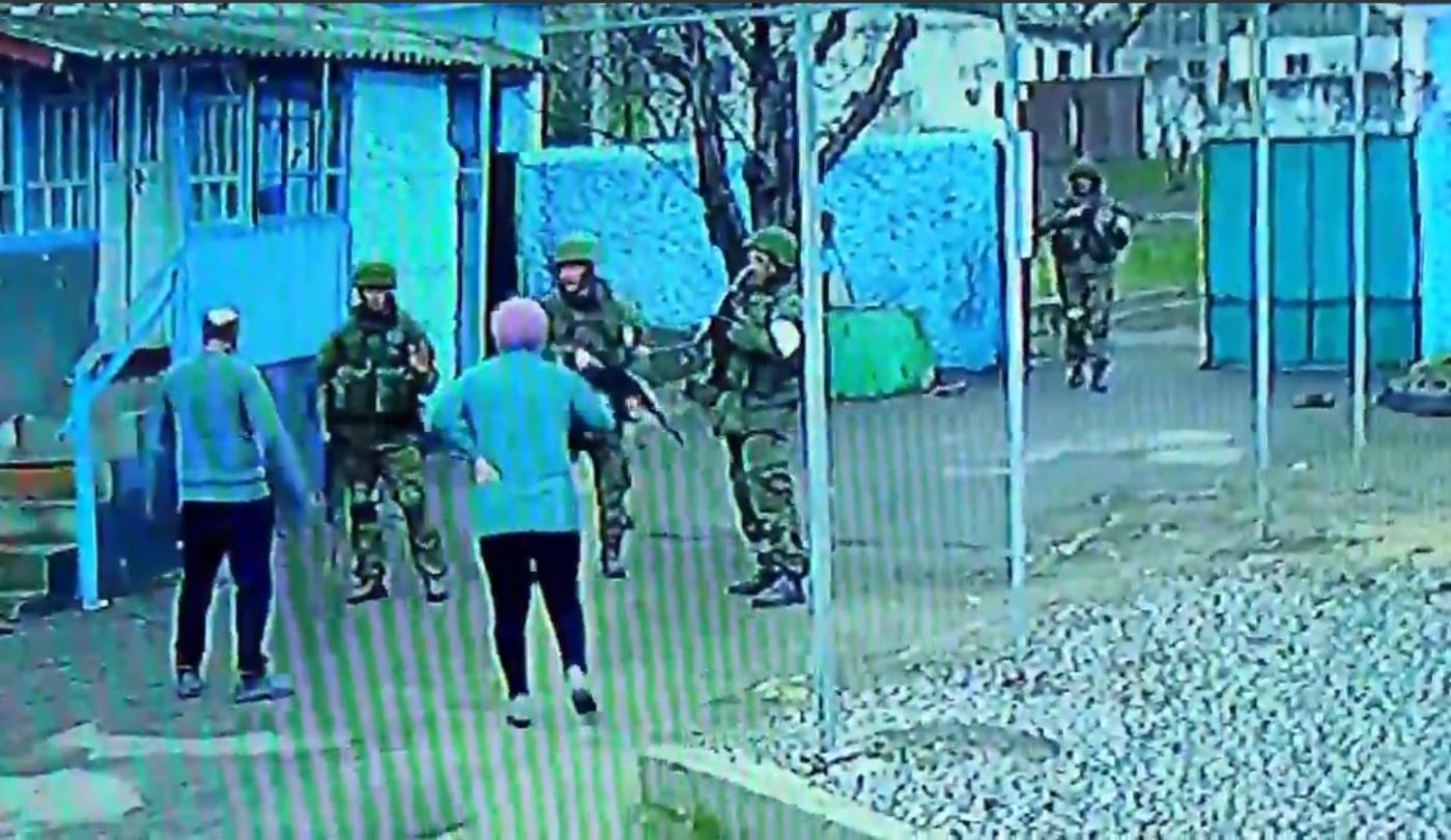 Пара из Вознесенска без оружия прогнала оккупантов со своего двора Пара из Вознесенска без оружия прогнала оккупантов со своего двора