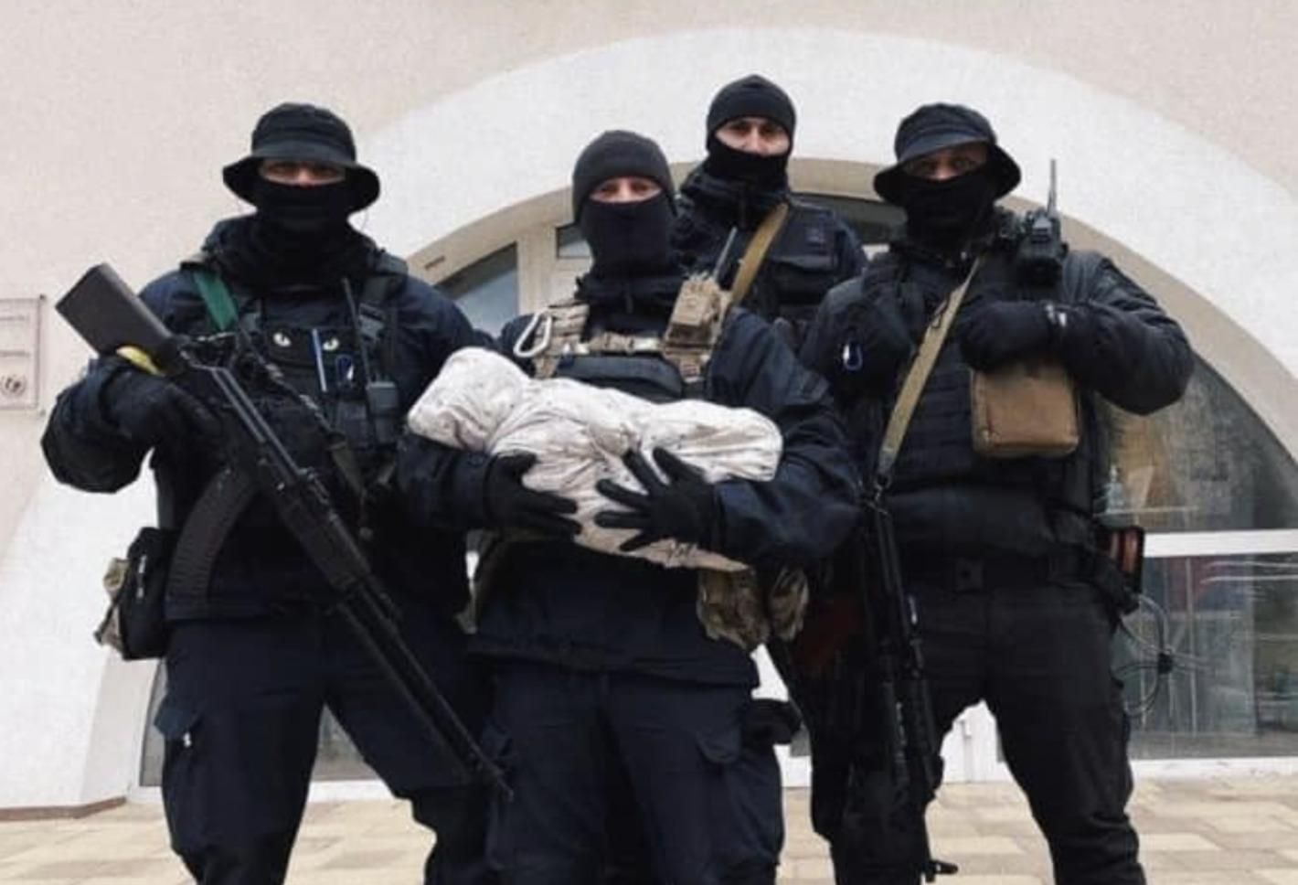 У Києві поліцейський забрав дружину й сина з пологового: зворушливі фото - 24 Канал У Києві поліцейський забрав дружину й сина з пологового: зворушливі фото - 24 Канал