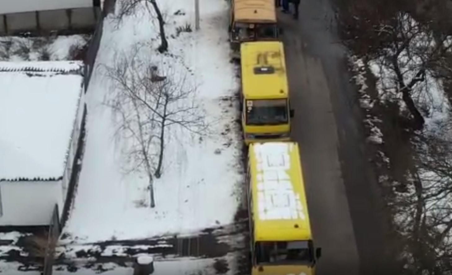 З Полтавщини до Сум виїхали 35 автобусів, щоб евакуювати людей: відео - 24 Канал З Полтавщини до Сум виїхали 35 автобусів, щоб евакуювати людей: відео - 24 Канал