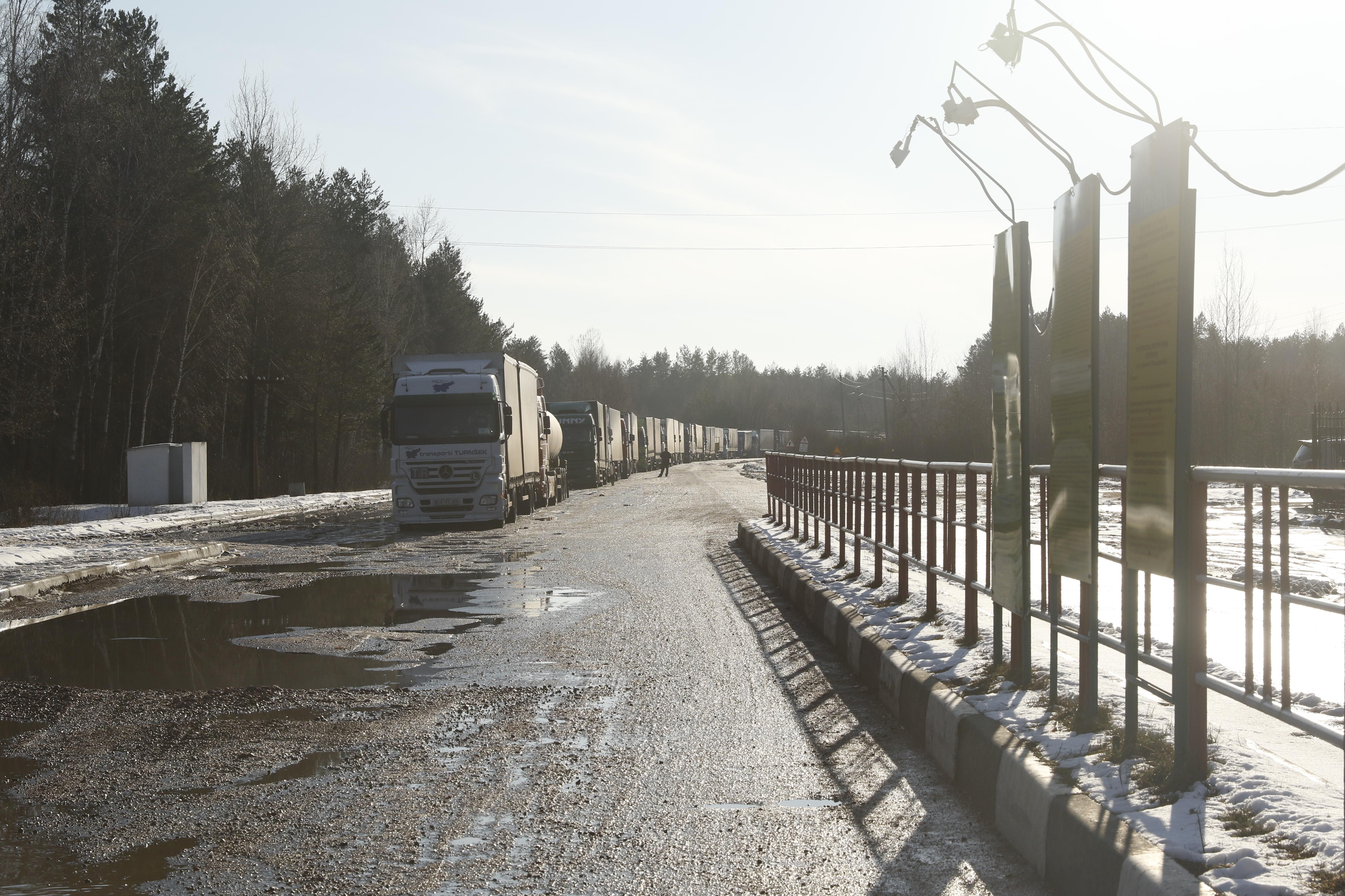 Упростили порядок пересечения границы для водителей грузовиков и поездов