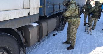 Гаджеты, еда, шины как "гумпомощь": в Украину хотели завезти сотни незадекларированных товаров
