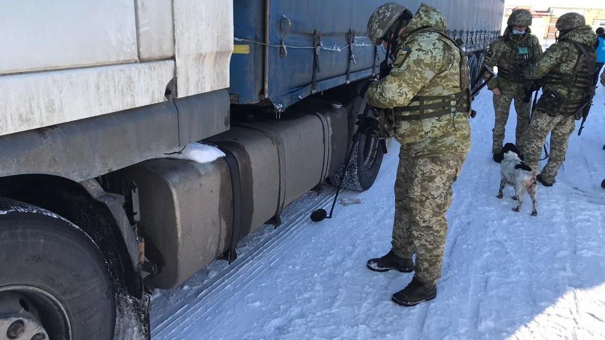 Гаджеты, еда, шины как "гумпомощь": в Украину хотели завезти сотни незадекларированных товаров - 24 Канал