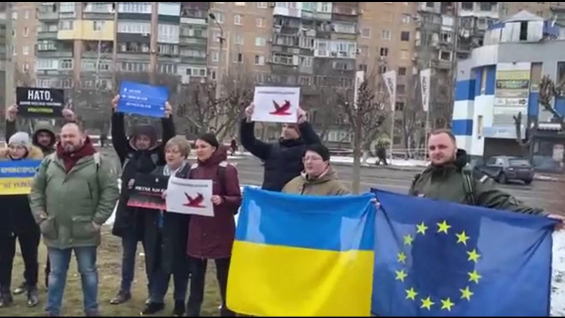 В Краматорске жители устроили митинг на месте обстрелов, где погибли люди