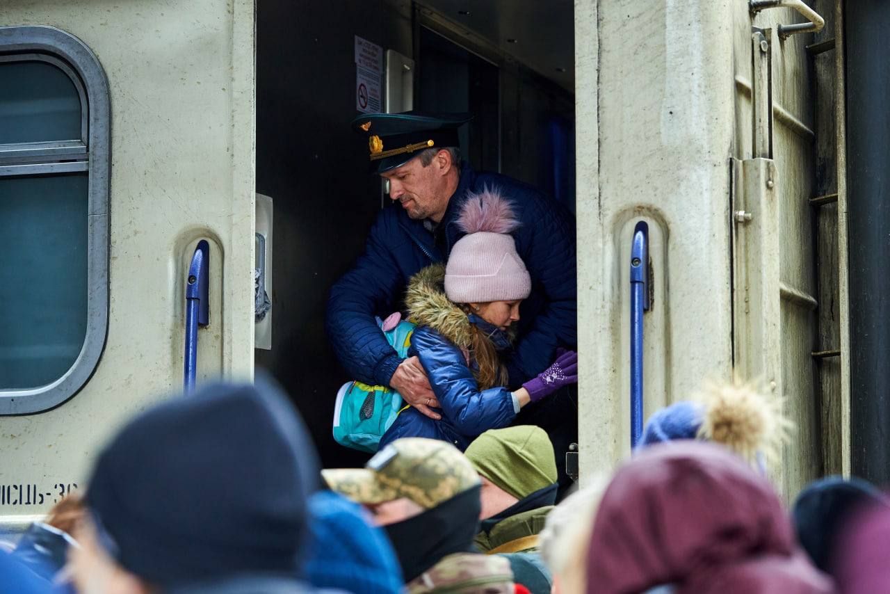 Залізничники евакуювали вже 1,7 мільйона людей, – щемливі фото - 24 Канал