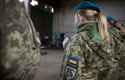 Уничтожают оккупантов на передовой, защищают свои города, – в ГУР поздравили украинских женщин