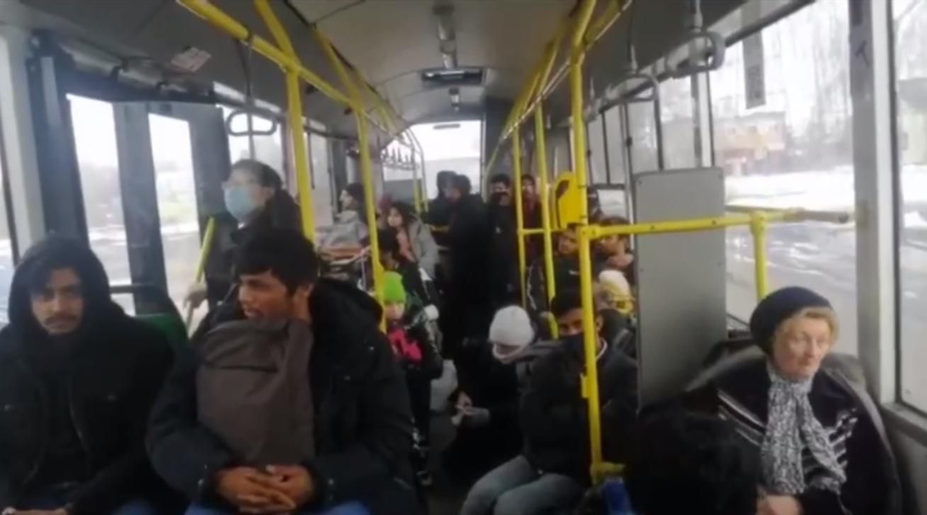 Первая эвакуационная колонна из Сум движется по плану: видео из автобуса Первая эвакуационная колонна из Сум движется по плану: видео из автобуса