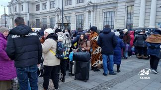 "Від жаху нічого не їла 9 днів": історії переселенців, що тікають від війни 