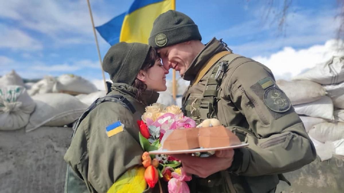 Вінницькі нацгвардійці обвінчалися на блок-посту: промовисті фото - 24 Канал Вінницькі нацгвардійці обвінчалися на блок-посту: промовисті фото - 24 Канал
