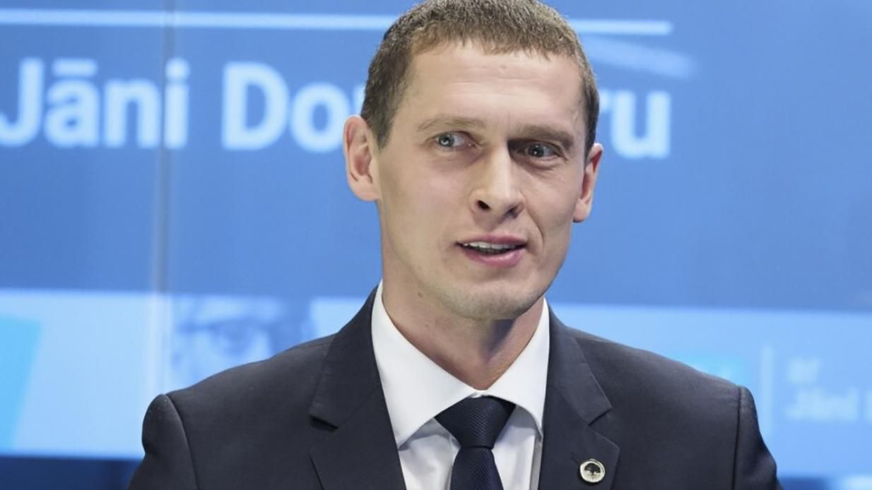 Латвійський депутат вирушив добровольцем воювати за Україну - 24 Канал Латвійський депутат вирушив добровольцем воювати за Україну - 24 Канал