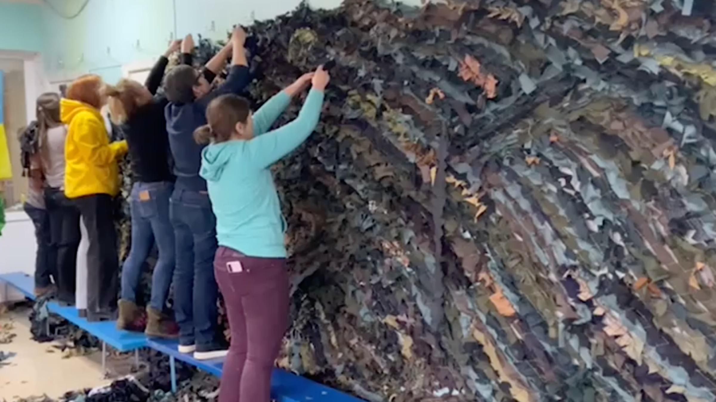 В одной из киевских школ плетут маскировочные сетки для украинских военных В одной из киевских школ плетут маскировочные сетки для украинских военных