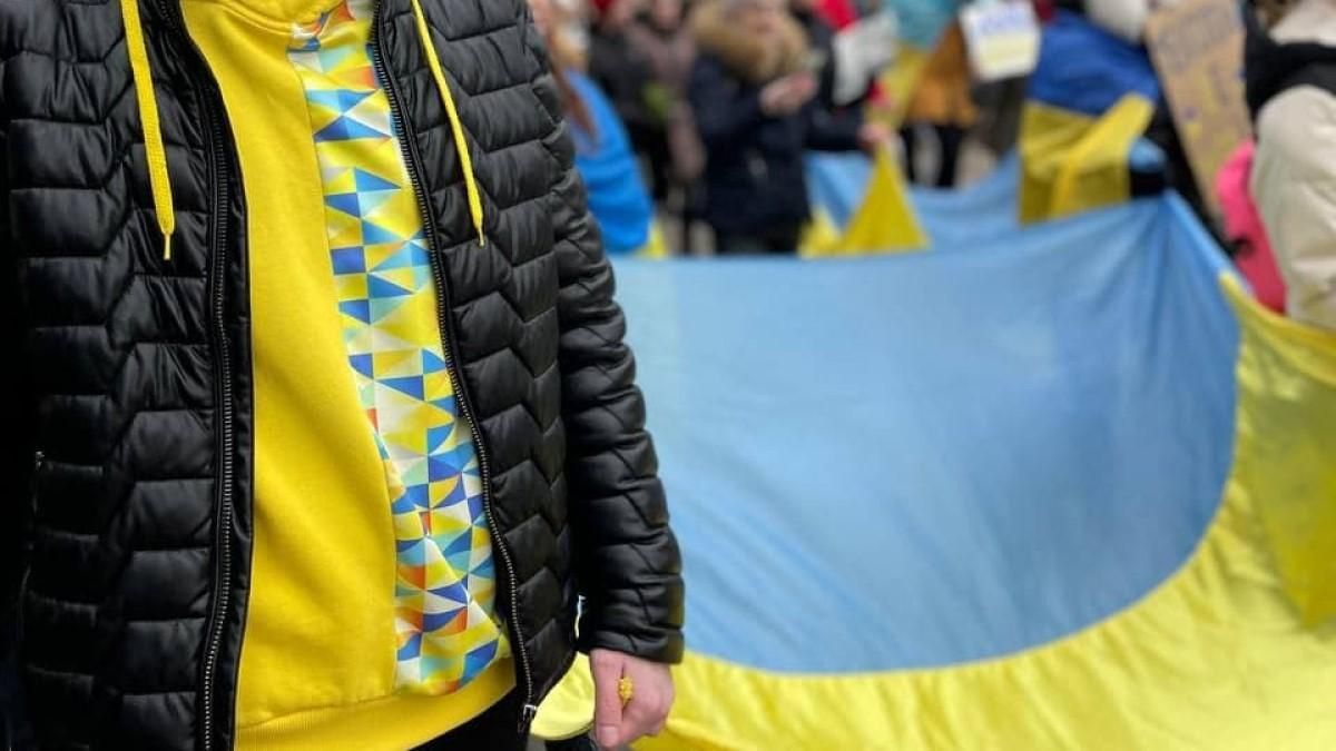 Мелітопольці щодня виходять на вулиці міста з українськими прапорами - 24 Канал