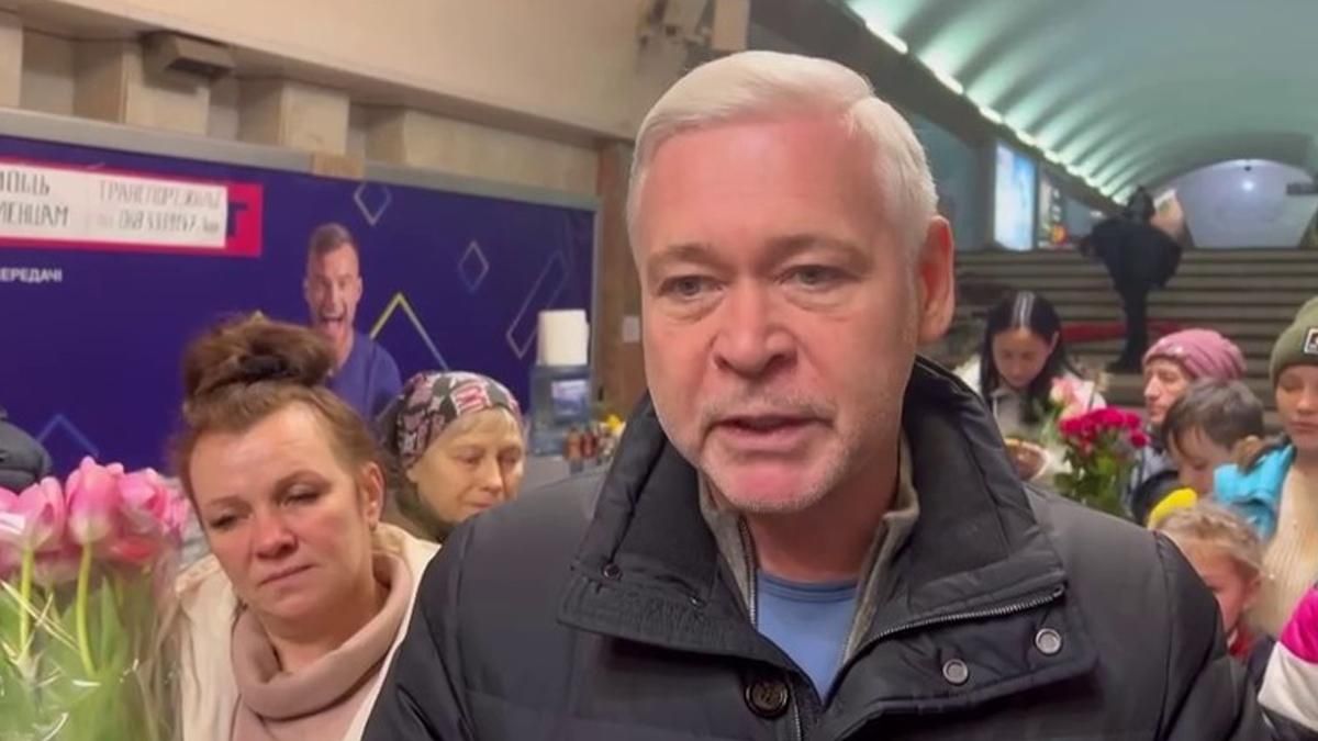 Зарядив позитивом: Терехов у Харкові дарував жінкам квіти - 24 Канал Зарядив позитивом: Терехов у Харкові дарував жінкам квіти - 24 Канал